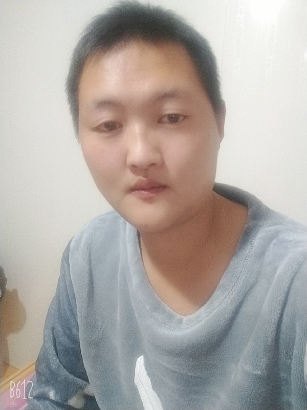 烟圈里透着伤的第一张照片--南充相亲服务中心