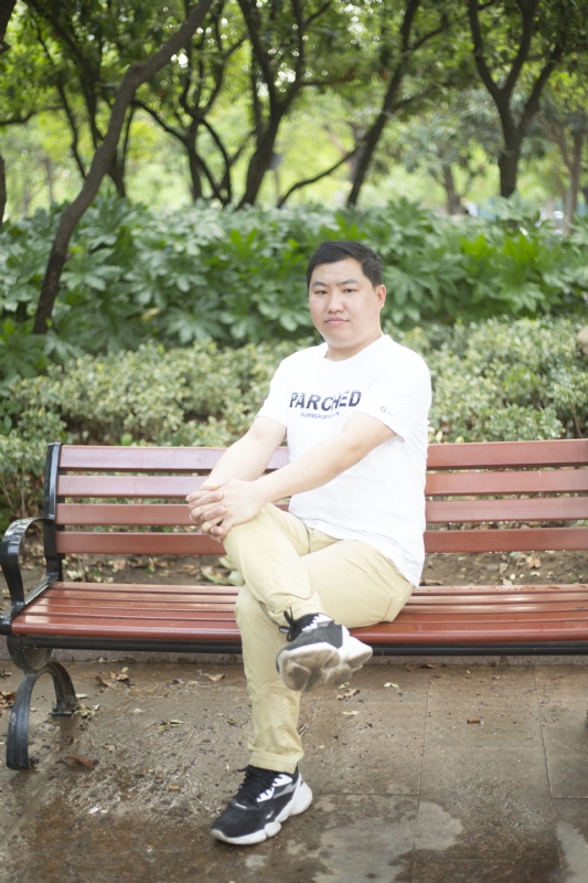 抱着鱼睡觉的猫的第一张照片--南充相亲服务中心